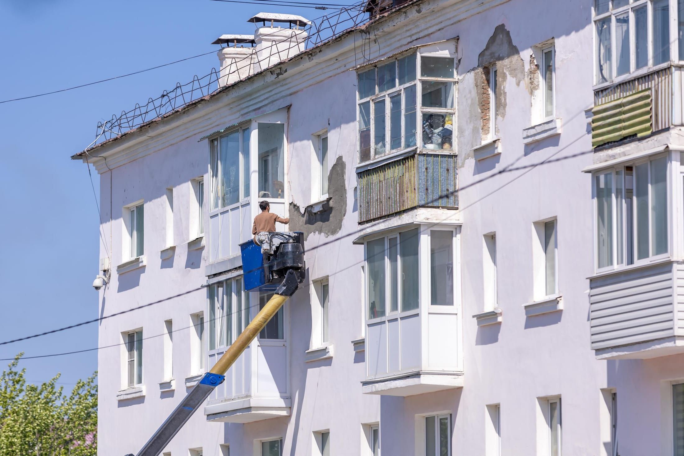 Tynkowanie elewacji bloku z podnośnika