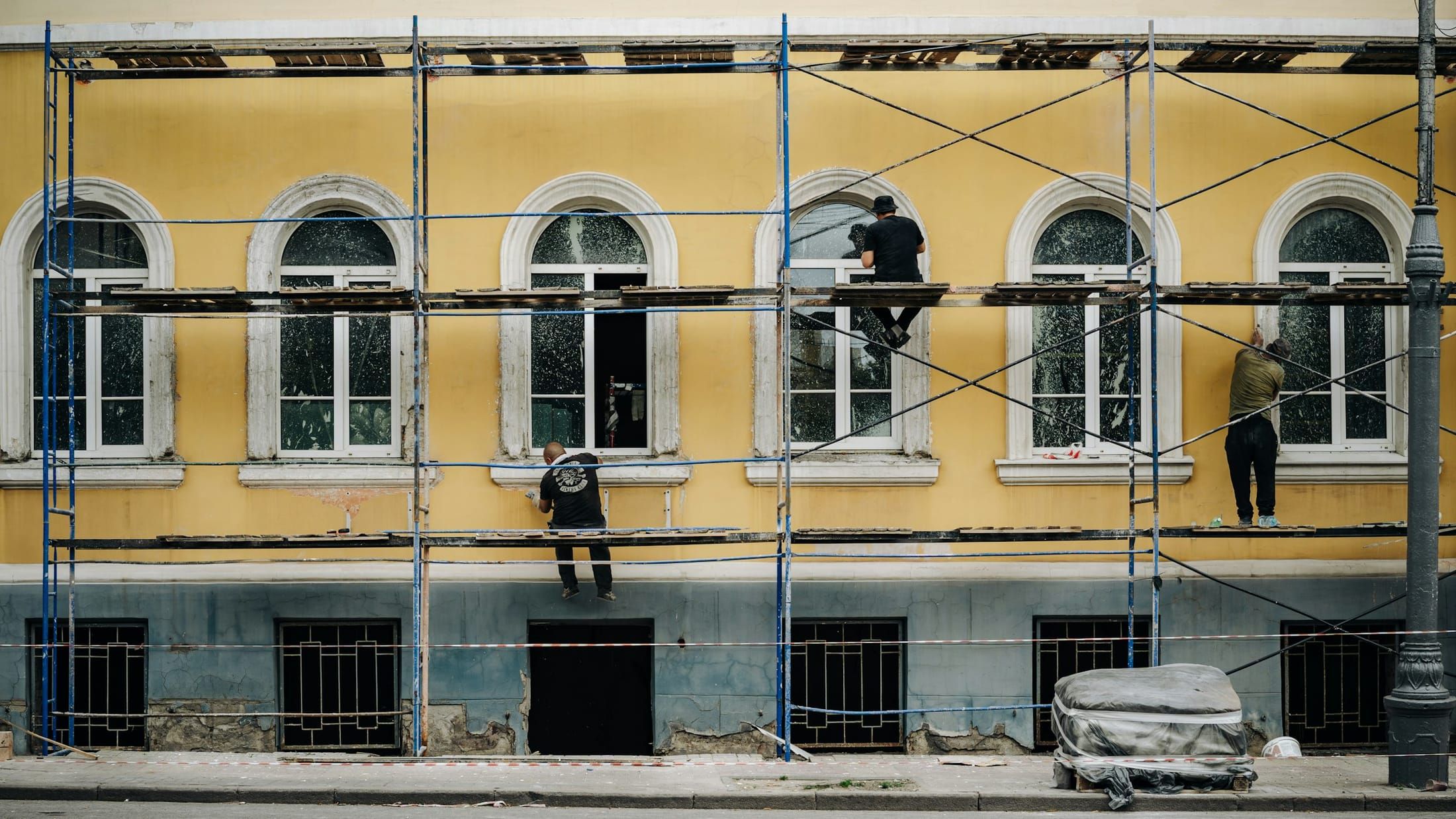 Renowacja elewacji kamienicy prowadzona z rusztowania